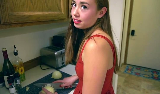 Дівиця в червоному платті на кухні в ожидании до жорсткого домашнього